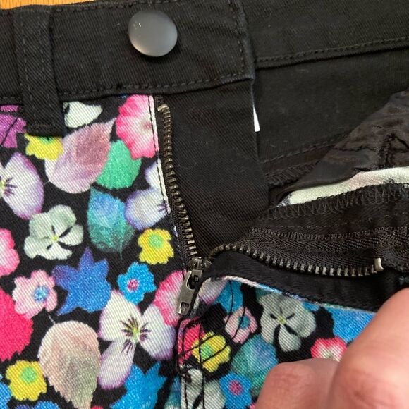 H&M NWOT Black & Floral Denim Shorts - Picture 5 of 12